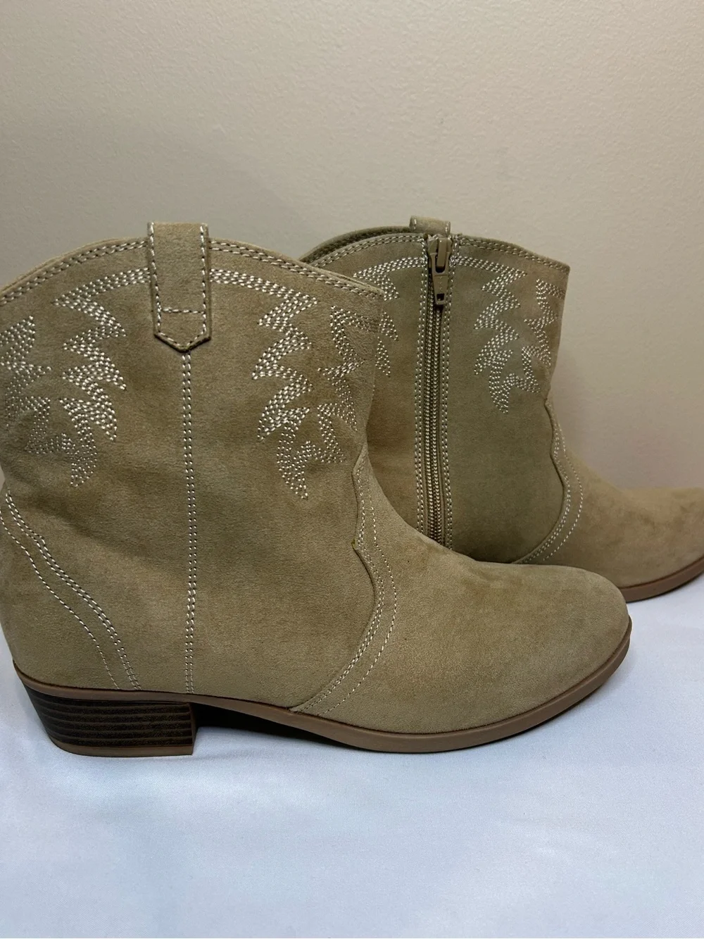 SO Tan Suede Western Ankle Boots with Embroidered Stitching